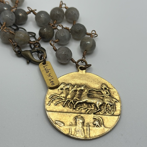 Lula ‘n’ Lee Medallion Beaded Necklace - Picture 2 of 7